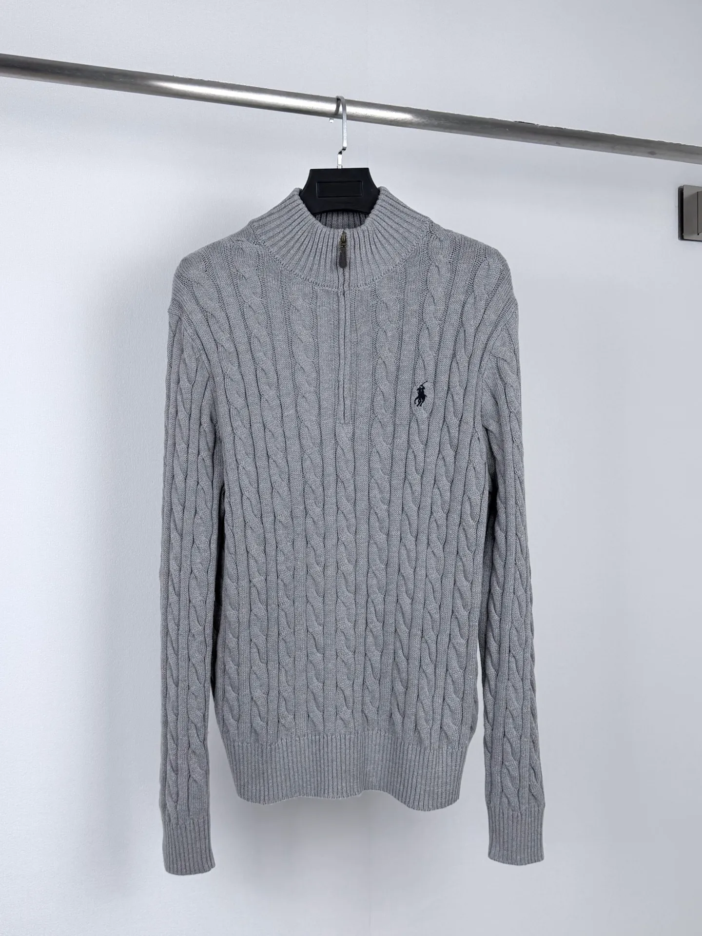 Ralph Lauren/Ralph Lauren cable knitted zipper sweater, custom-woven cotton cable knitted thick wool, fine texture, comfortable and close to the skin, ink black as the main color, calm and pure dark tone, restrained and warm, the classic cable knitted structure design injects soul, arranged accurately and orderly, exquisite pony logo embellishment, with the atmosphere of freedom and vitality, fully recognizable, zipper half-high collar design, just the right sense of gorgeousness Interpreting the Premium style with unique details and adhering to the eternal elegance and taste. Process 1: Using imported machine embroidery technology, using advanced computer control systems and precision mechanical components to realize the iconic pony embroidery operation with high precision and smooth and delicate lines. Process 2: Three-dimensional cable weaving. Through the clever shifting and interweaving of coils, adjacent coils are cross-shifted to form a twisting effect of cable ties. The lines are smooth and regular. Time-consuming and laborious. Process 3: The process of washing, softening and deodorizing the garments. Deep cleaning and deodorization of clothes through professional washing equipment and specific detergents Improve the feel and appearance of clothes Accessories: Customized 1:1 Ralph Lauren zipper Customized 1:1 Genuine Leather lanyard Customized 1:1 Ralph Lauren trademark Fit: Fitted Fit Size: S M L XL